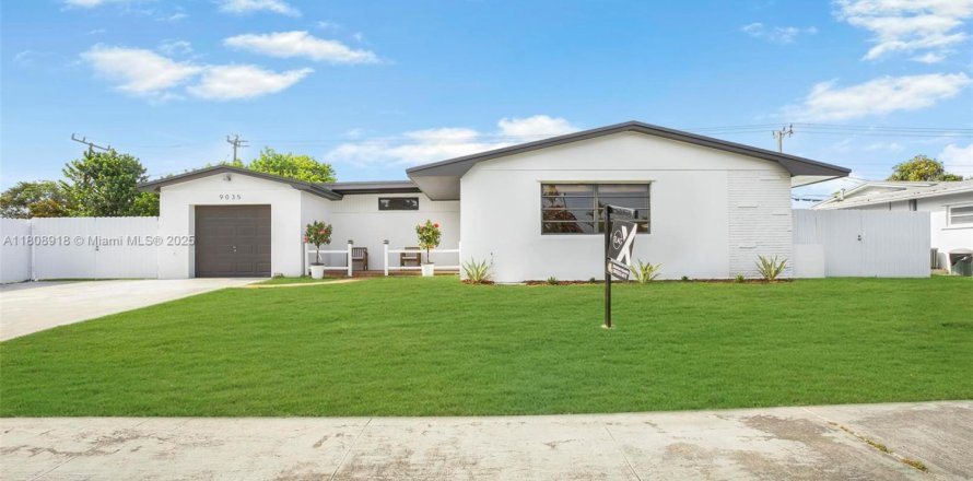 House in Cutler Bay, Florida 3 bedrooms, 152.73 sq.m. № 1752518