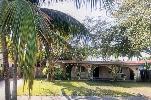 House in Hialeah, Florida 4 bedrooms, 217.86 sq.m. № 1833988 - photo 1