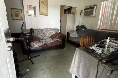 House in Miami, Florida 2 bedrooms, 53.14 sq.m. № 1971827 - photo 2