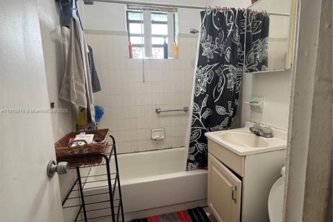 House in Miami, Florida 2 bedrooms, 53.14 sq.m. № 1971827 - photo 6