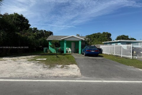 House in Miami, Florida 2 bedrooms, 53.14 sq.m. № 1971827 - photo 1