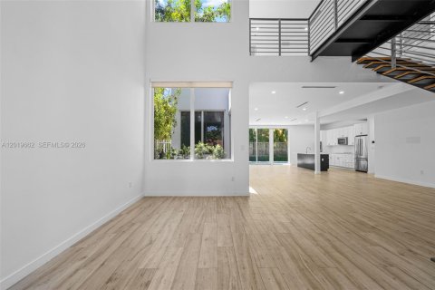 House in Miami, Florida 5 bedrooms, 336.68 sq.m. № 2244277 - photo 5