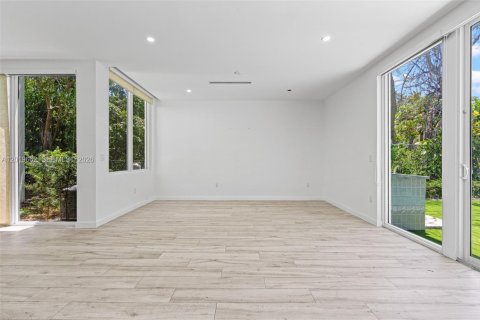 House in Miami, Florida 5 bedrooms, 336.68 sq.m. № 2244277 - photo 17