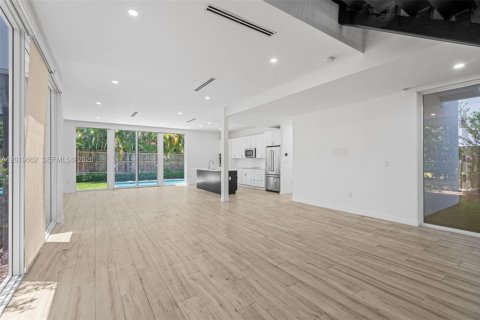 House in Miami, Florida 5 bedrooms, 336.68 sq.m. № 2244277 - photo 10
