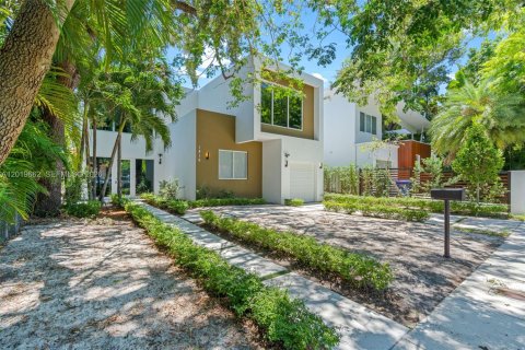 House in Miami, Florida 5 bedrooms, 336.68 sq.m. № 2244277 - photo 2