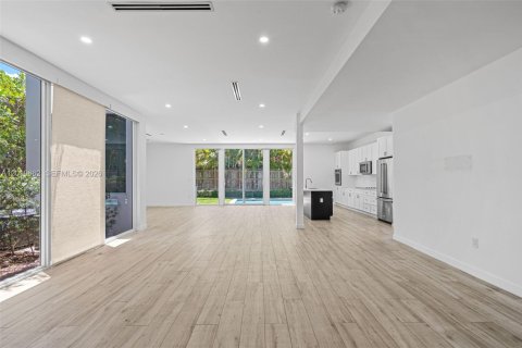 House in Miami, Florida 5 bedrooms, 336.68 sq.m. № 2244277 - photo 11