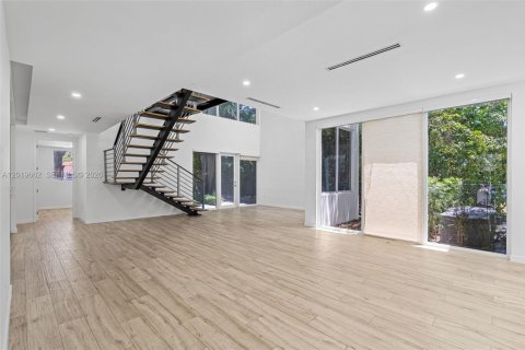 House in Miami, Florida 5 bedrooms, 336.68 sq.m. № 2244277 - photo 13