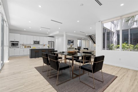 House in Miami, Florida 5 bedrooms, 336.68 sq.m. № 2244277 - photo 18