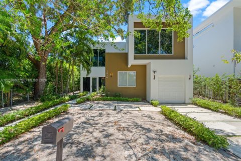 House in Miami, Florida 5 bedrooms, 336.68 sq.m. № 2244277