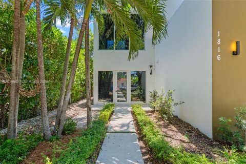 House in Miami, Florida 5 bedrooms, 336.68 sq.m. № 2244277 - photo 4