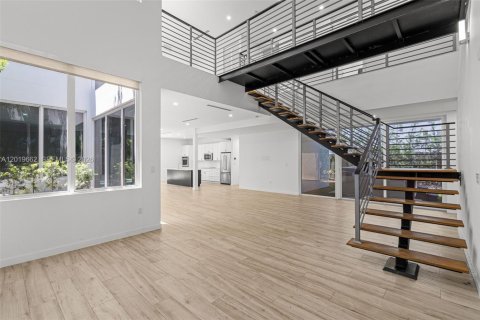 House in Miami, Florida 5 bedrooms, 336.68 sq.m. № 2244277 - photo 8