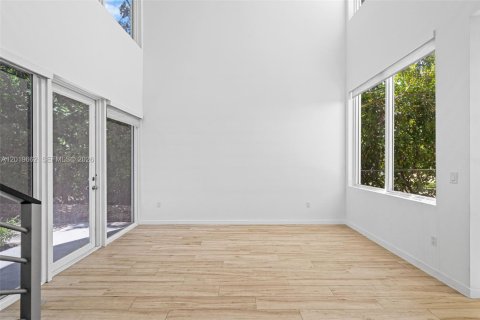 House in Miami, Florida 5 bedrooms, 336.68 sq.m. № 2244277 - photo 7