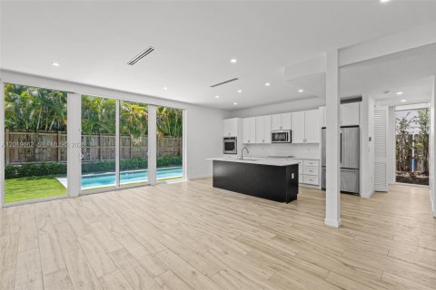House in Miami, Florida 5 bedrooms, 336.68 sq.m. № 2244277 - photo 21