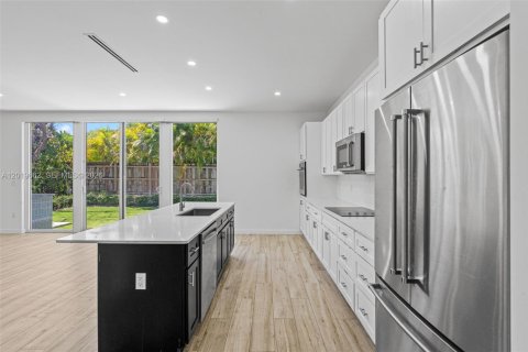 House in Miami, Florida 5 bedrooms, 336.68 sq.m. № 2244277 - photo 24