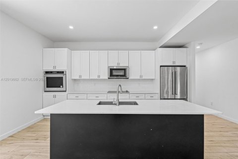 House in Miami, Florida 5 bedrooms, 336.68 sq.m. № 2244277 - photo 22