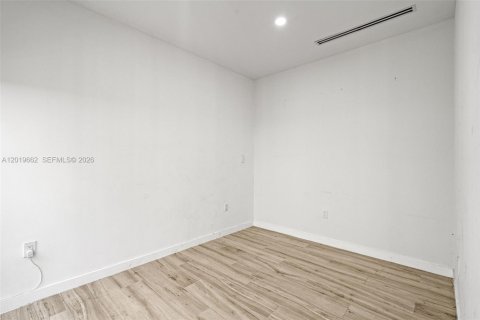 House in Miami, Florida 5 bedrooms, 336.68 sq.m. № 2244277 - photo 26