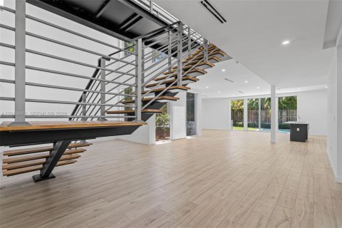 House in Miami, Florida 5 bedrooms, 336.68 sq.m. № 2244277 - photo 14