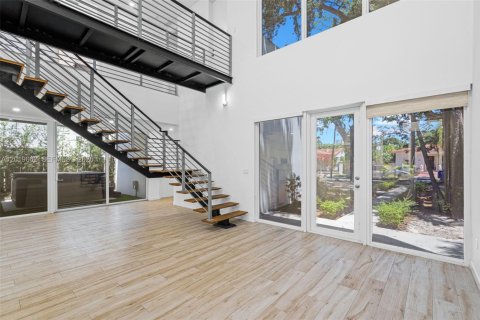 House in Miami, Florida 5 bedrooms, 336.68 sq.m. № 2244277 - photo 6