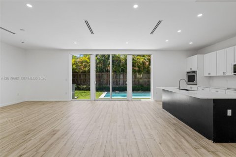 House in Miami, Florida 5 bedrooms, 336.68 sq.m. № 2244277 - photo 15