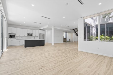 House in Miami, Florida 5 bedrooms, 336.68 sq.m. № 2244277 - photo 19