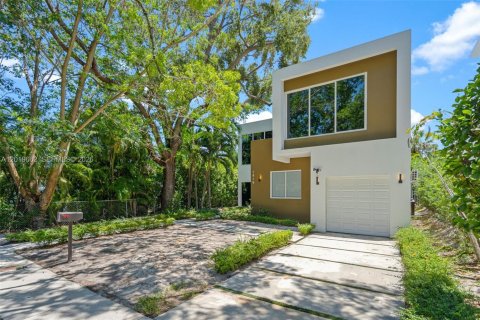 House in Miami, Florida 5 bedrooms, 336.68 sq.m. № 2244277 - photo 3
