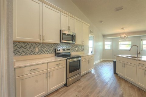 House in Frostproof, Florida 4 bedrooms, 166.85 sq.m. № 2147999 - photo 7