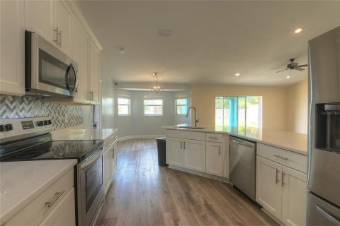 House in Frostproof, Florida 4 bedrooms, 166.85 sq.m. № 2147999 - photo 8