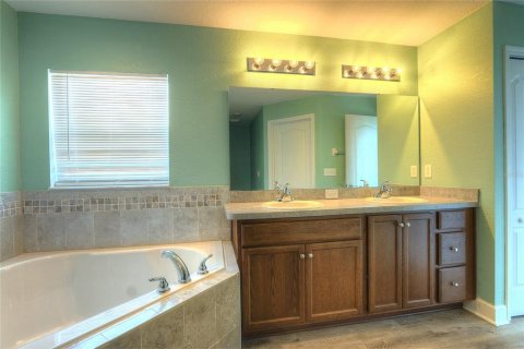 House in Frostproof, Florida 4 bedrooms, 166.85 sq.m. № 2147999 - photo 24