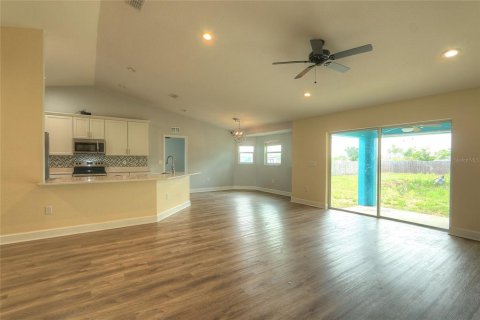 House in Frostproof, Florida 4 bedrooms, 166.85 sq.m. № 2147999 - photo 12