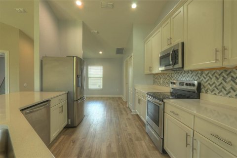 House in Frostproof, Florida 4 bedrooms, 166.85 sq.m. № 2147999 - photo 4