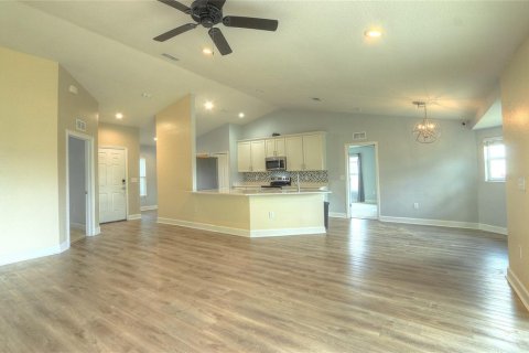 House in Frostproof, Florida 4 bedrooms, 166.85 sq.m. № 2147999 - photo 3