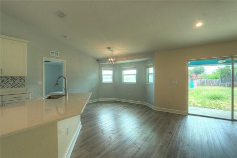 House in Frostproof, Florida 4 bedrooms, 166.85 sq.m. № 2147999 - photo 10