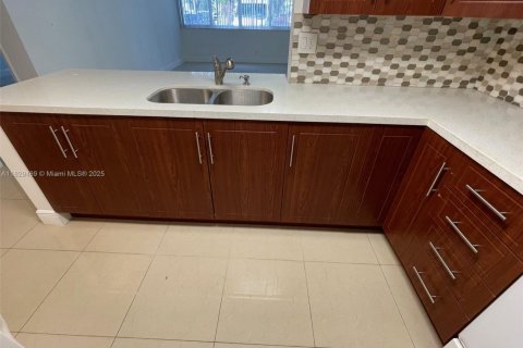 Condo in Miami, Florida, 1 bedroom  № 1802541 - photo 9