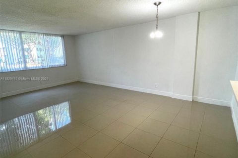 Condo in Miami, Florida, 1 bedroom  № 1802541 - photo 4