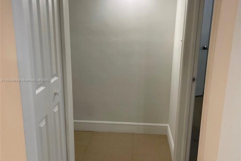 Condo in Miami, Florida, 1 bedroom  № 1802541 - photo 12