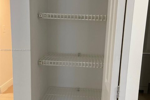 Condo in Miami, Florida, 1 bedroom  № 1802541 - photo 13