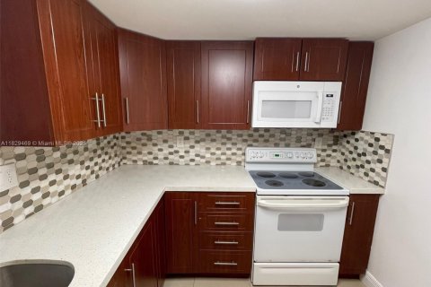 Condo in Miami, Florida, 1 bedroom  № 1802541 - photo 11