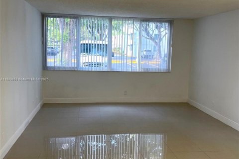 Condo in Miami, Florida, 1 bedroom  № 1802541 - photo 3
