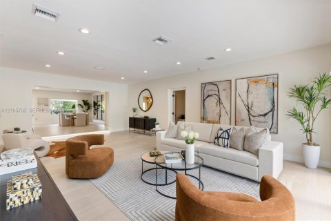 House in Miami Shores, Florida 4 bedrooms, 238.85 sq.m. № 2414475 - photo 9