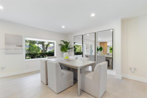 House in Miami Shores, Florida 4 bedrooms, 238.85 sq.m. № 2414475 - photo 16
