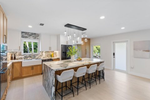 House in Miami Shores, Florida 4 bedrooms, 238.85 sq.m. № 2414475 - photo 13