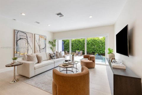 House in Miami Shores, Florida 4 bedrooms, 238.85 sq.m. № 2414475 - photo 7