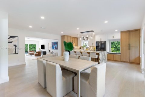 House in Miami Shores, Florida 4 bedrooms, 238.85 sq.m. № 2414475 - photo 18