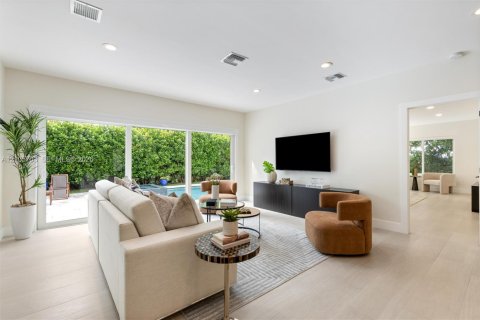House in Miami Shores, Florida 4 bedrooms, 238.85 sq.m. № 2414475 - photo 6