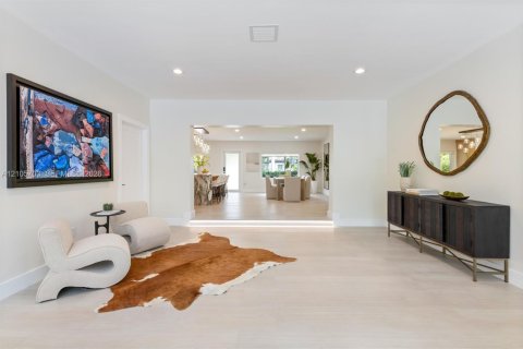 House in Miami Shores, Florida 4 bedrooms, 238.85 sq.m. № 2414475 - photo 5