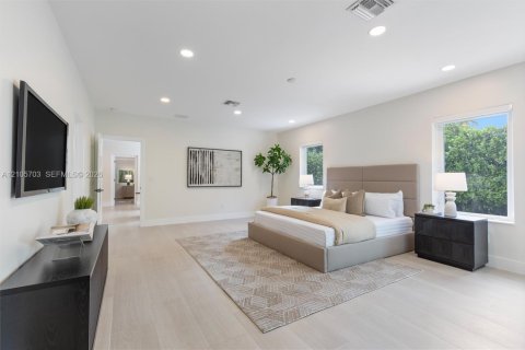 House in Miami Shores, Florida 4 bedrooms, 238.85 sq.m. № 2414475 - photo 20