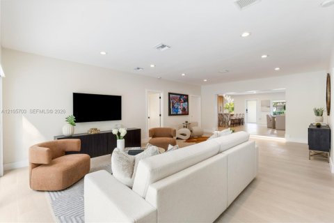 House in Miami Shores, Florida 4 bedrooms, 238.85 sq.m. № 2414475 - photo 8
