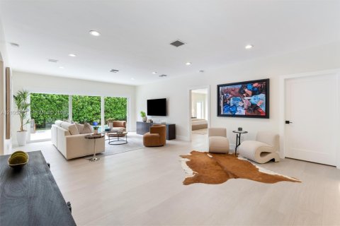 House in Miami Shores, Florida 4 bedrooms, 238.85 sq.m. № 2414475 - photo 10