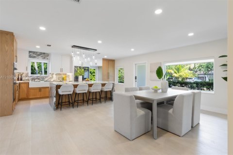 House in Miami Shores, Florida 4 bedrooms, 238.85 sq.m. № 2414475 - photo 17