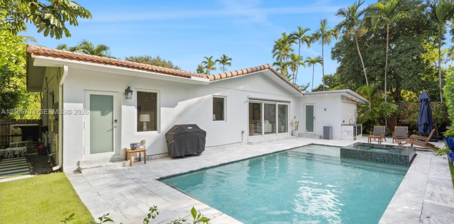 House in Miami Shores, Florida 4 bedrooms, 238.85 sq.m. № 2414475